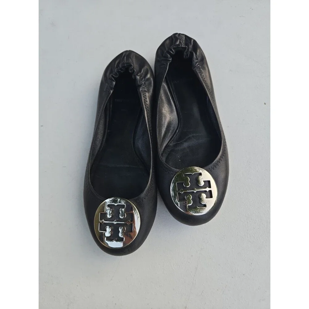 Tory Burch Reva Black Leather Ballet Flats Silver Tone Signature Logo size 5.5 - Picture 1 of 8